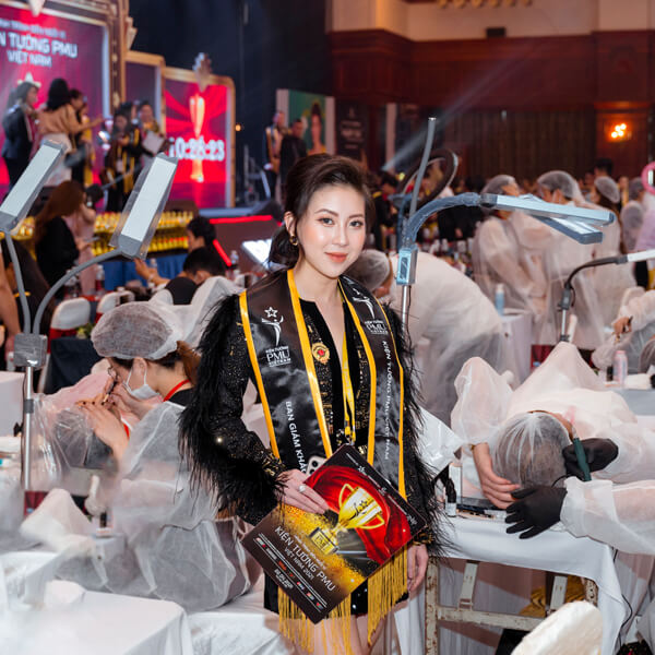 Học nghề phun xăm thẩm mỹ và điêu khắc chân mày hairstroke tại TPHCM 4 Master Hương Trà là người trực tiếp giảng dạy các khóa học phun xăm điêu khắc chân mày cho học viên