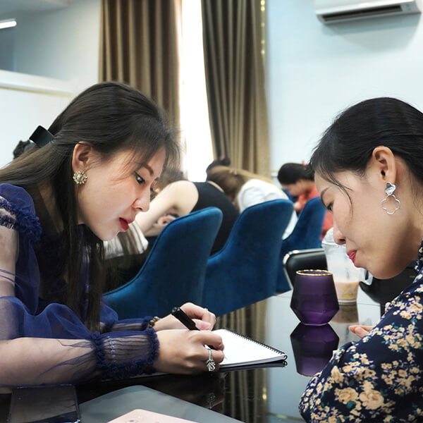 Học nghề phun xăm thẩm mỹ và điêu khắc chân mày hairstroke tại TPHCM 5 Khóa học phun xăm điêu khắc chân mày tại trung tâm Hương Trà