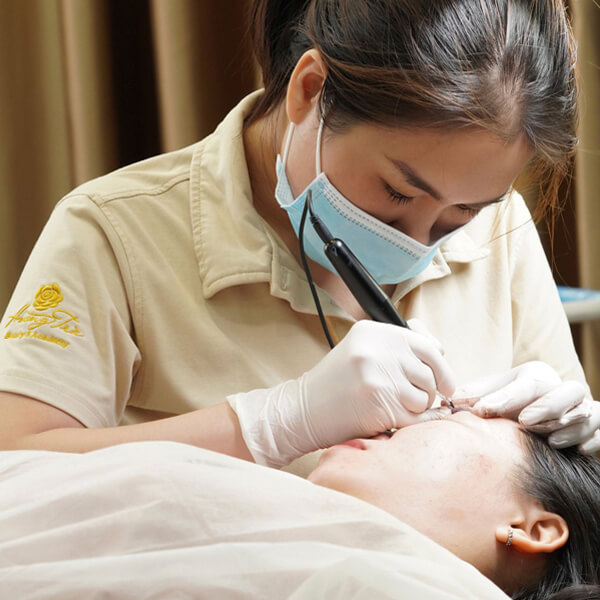 Những điều cần lưu ý khi điêu khắc chân mày 2 Điêu khắc chân mày sử dụng máy kỹ thuật số và đầu kim siêu nhỏ