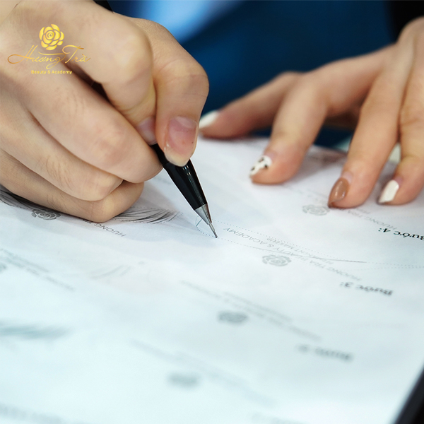 Học điêu khắc chân mày có khó không? Kinh nghiệm tham gia khóa dạy học điêu khắc chân mày 3 Dụng cụ học điêu khắc chân mày ban đầu là giấy và bút chì