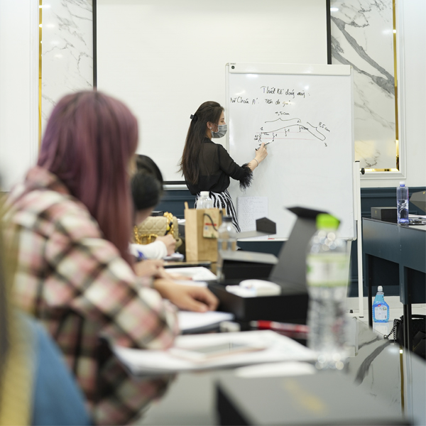 Dạy điêu khắc lông mày Hairstroke quận 3 4 Dạy lý thuyết trong khóa học điêu khắc lông mày Hairstroke