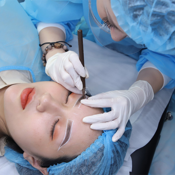 Điêu khắc lông mày có đau không? Những điều cần biết khi điêu khắc lông mày 3 Vẽ dáng mày trước khi thực hiện điêu khắc