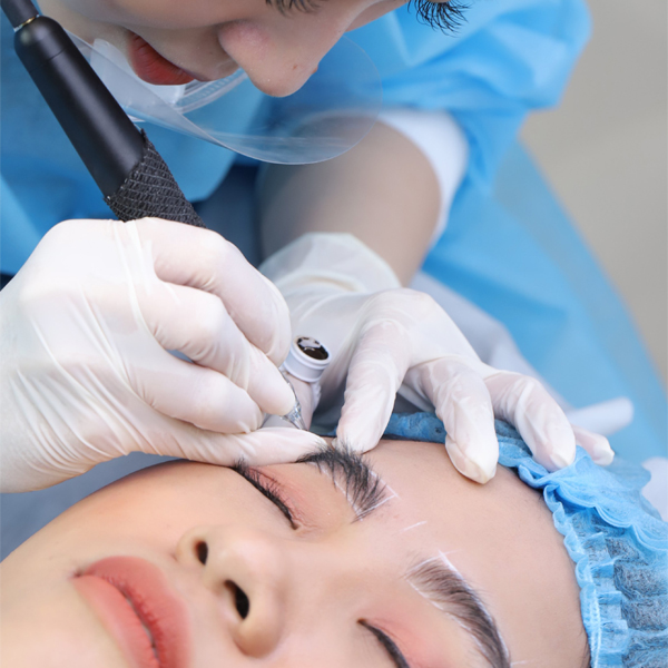 Điêu khắc lông mày có đau không? Những điều cần biết khi điêu khắc lông mày 2 dieu khac long may co dau khong nhung dieu can biet khi dieu khac long may 04